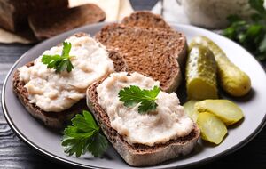 Эта намазка из сала готовится очень просто