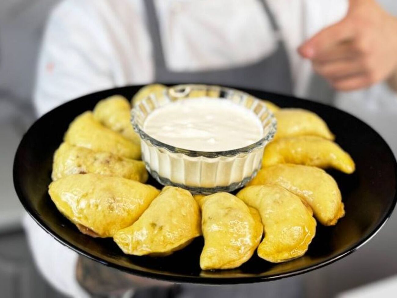 Для приготовления теста смешайте муку, соду, соль и сахар, а затем залейте все теплым кефиром