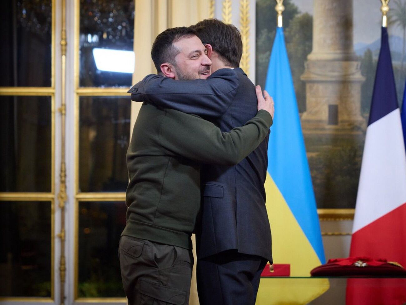 Зеленский поблагодарил Макрона за лидерство и поддержку