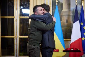 Зеленский поблагодарил Макрона за лидерство и поддержку
