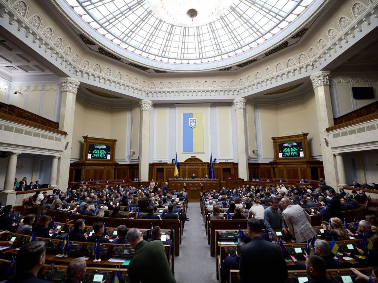 Зеленський зазначив, що дуже задоволений роботою парламенту, але, на жаль, Рада не щодня працює