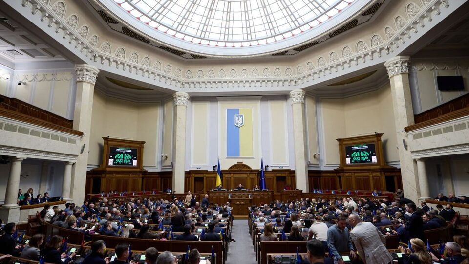 Зеленський зазначив, що дуже задоволений роботою парламенту, але, на жаль, Рада не щодня працює