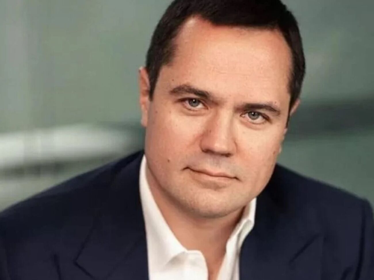 Семерых фигурантов дела задержали. В общей сложности подозрения получили 10 человек, среди которых, как пишет ЕП, Комарницкий