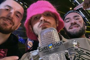 Kalush Orchestra після перемоги на "Євробаченні 2022" продав свій мікрофон із логотипом конкурсу, а гроші обіцяв передати на закупівлю безпілотників