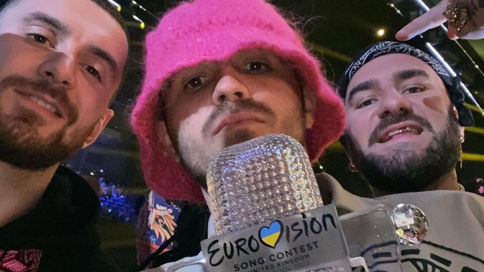 Kalush Orchestra після перемоги на "Євробаченні 2022" продав свій мікрофон із логотипом конкурсу, а гроші обіцяв передати на закупівлю безпілотників