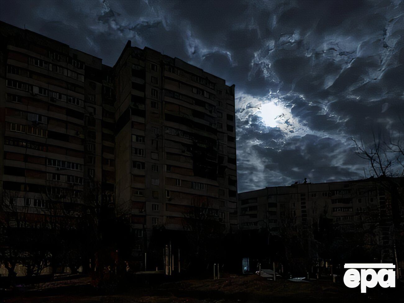 Також в "Укренерго" додали, що першочергово вимикають промислових споживачів, де це можливо