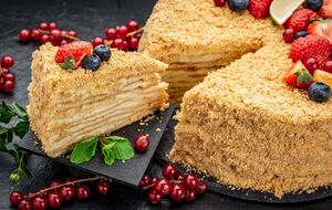 За бажання торт можна прикрасити фруктами