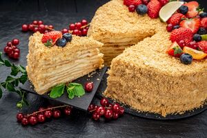 При желании торт можно украсить фруктами