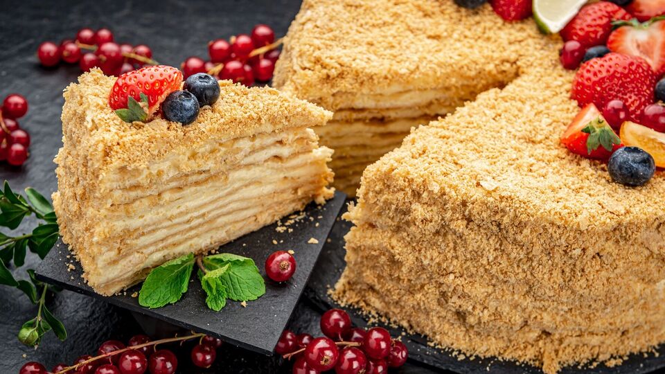 За бажання торт можна прикрасити фруктами