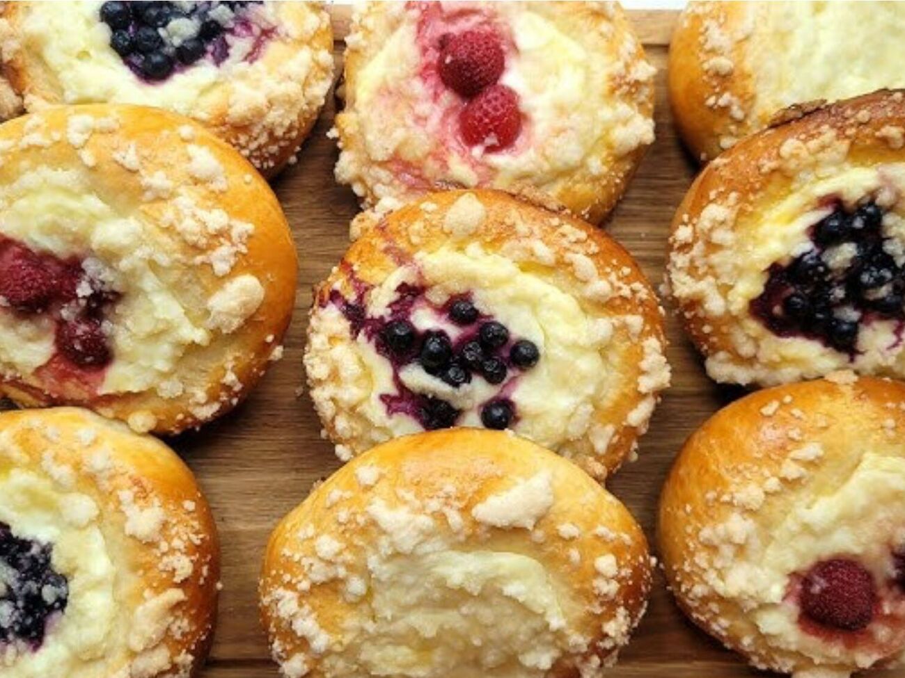 Сахарная крошка усиливает вкус сырных ватрушек