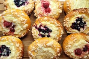 Сахарная крошка усиливает вкус сырных ватрушек