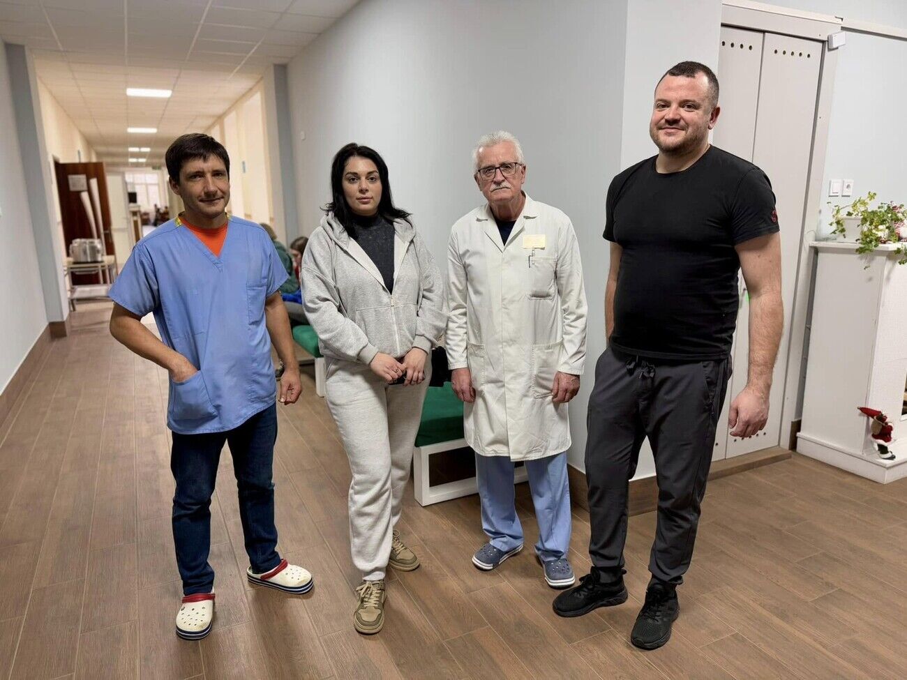 Дівчинці (на фото її мама з лікарями) не вперше видаляли трихобезоар