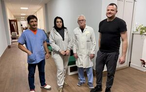 Дівчинці (на фото її мама з лікарями) не вперше видаляли трихобезоар