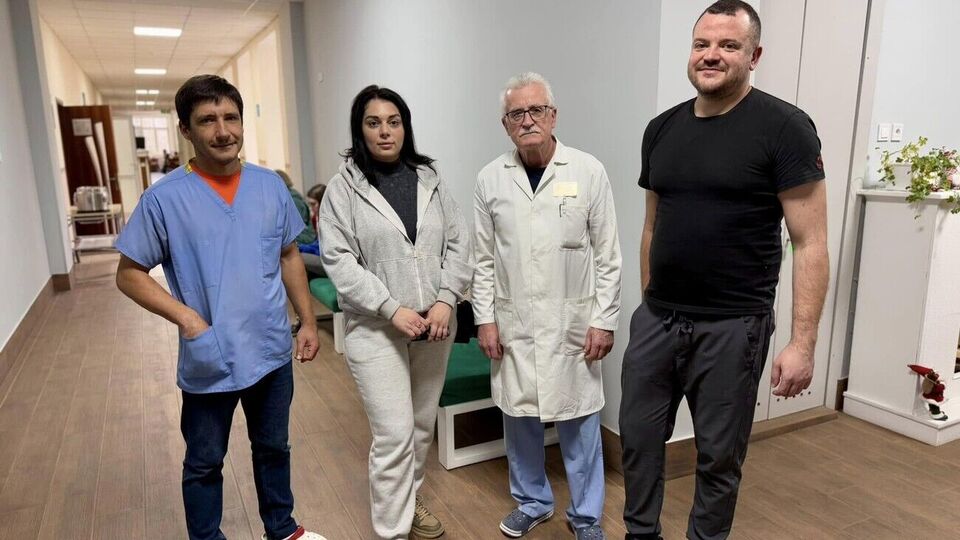 Дівчинці (на фото її мама з лікарями) не вперше видаляли трихобезоар