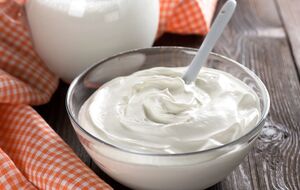 Качественная сметана на стеклянной поверхности образует ровный слой