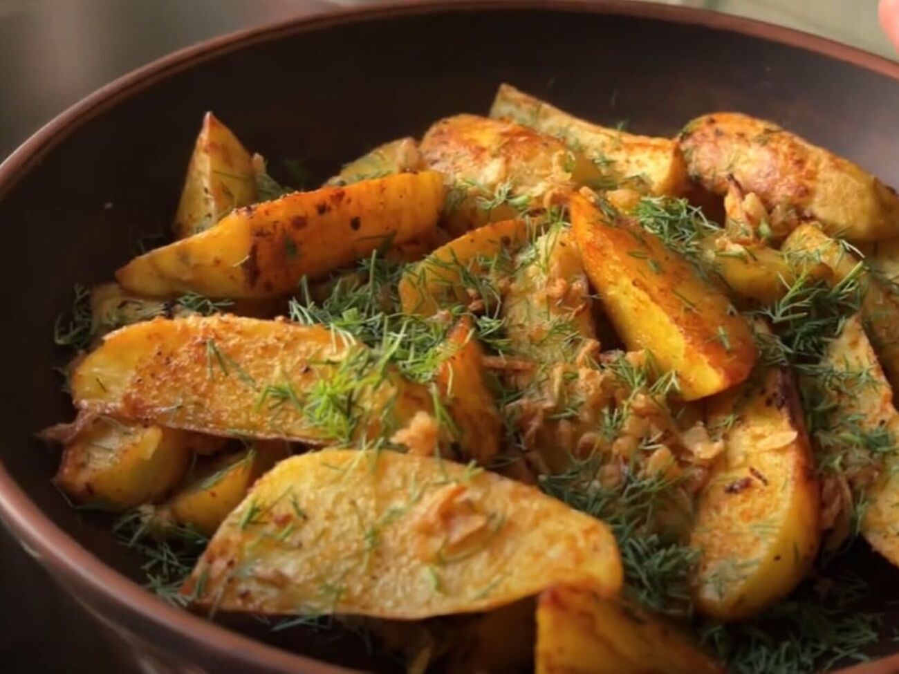 Для приготовления картофеля понадобятся копченая паприка и гранулированный чеснок