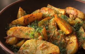 Для приготовления картофеля понадобятся копченая паприка и гранулированный чеснок