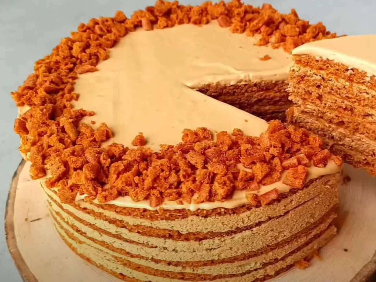 По словам блогера, такой торт она очень часто готовит на детские дни рождения, свадьбы и другие праздники