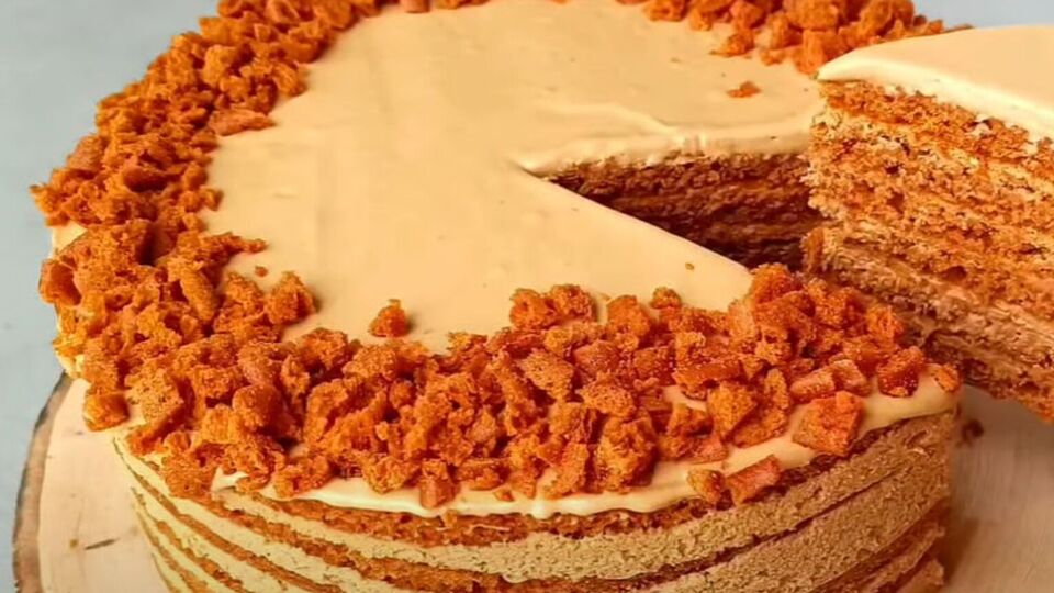 За словами блогерки, такий торт вона дуже часто готує на дитячі дні народження, весілля й інші свята