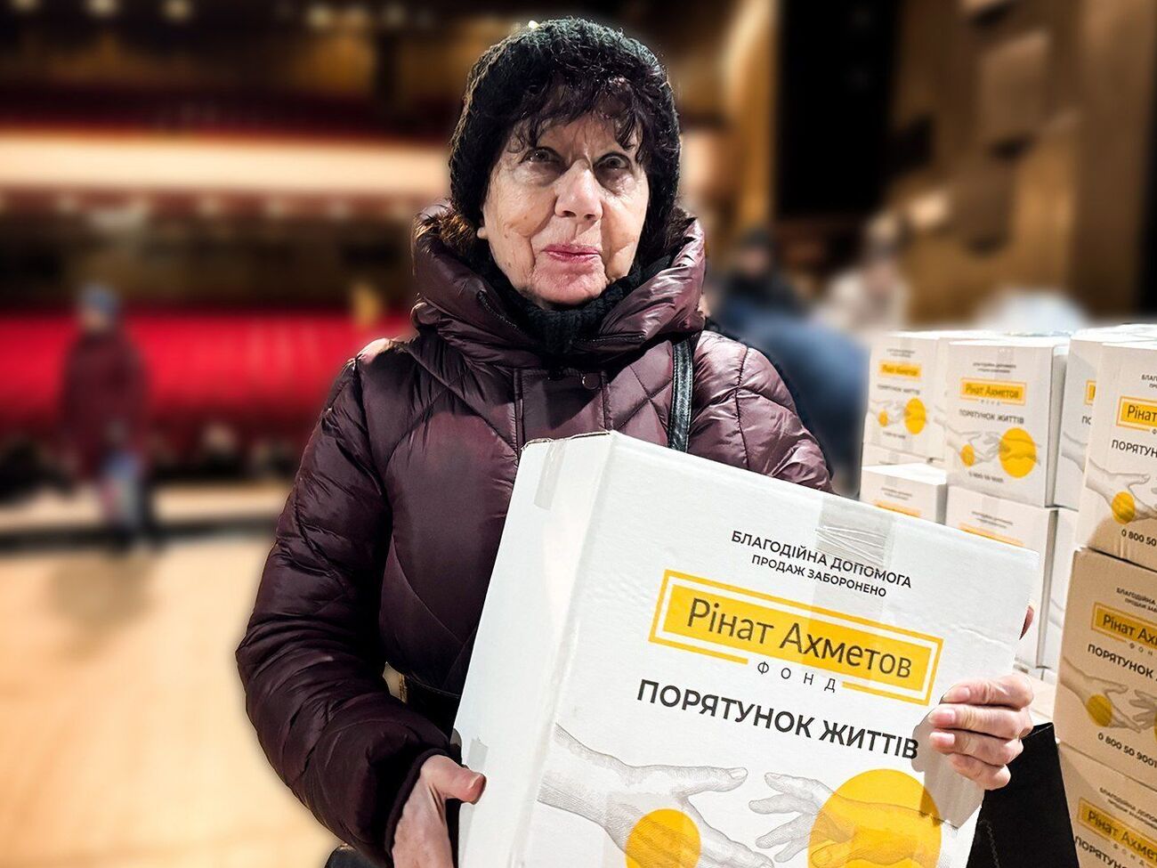 Фонд Рината Ахметова оказывает помощь пищевыми наборами людям, выехавшим из опасных районов в Днепр