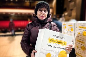 Фонд Ріната Ахметова надає допомогу харчовими наборами людям, які виїхали з небезпечних районів до Дніпра