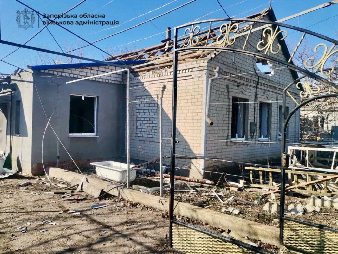 Семье предложили временное жилье в Запорожье, сообщил Федоров
