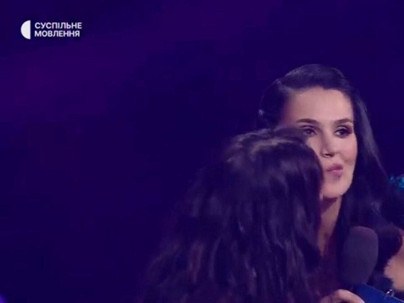 Ефросинина не стала объяснять, почему решила увернуться от поцелуя Русланы