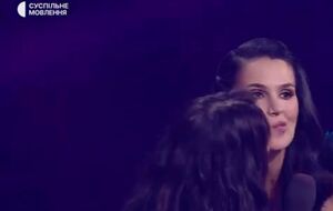 Ефросинина не стала объяснять, почему решила увернуться от поцелуя Русланы