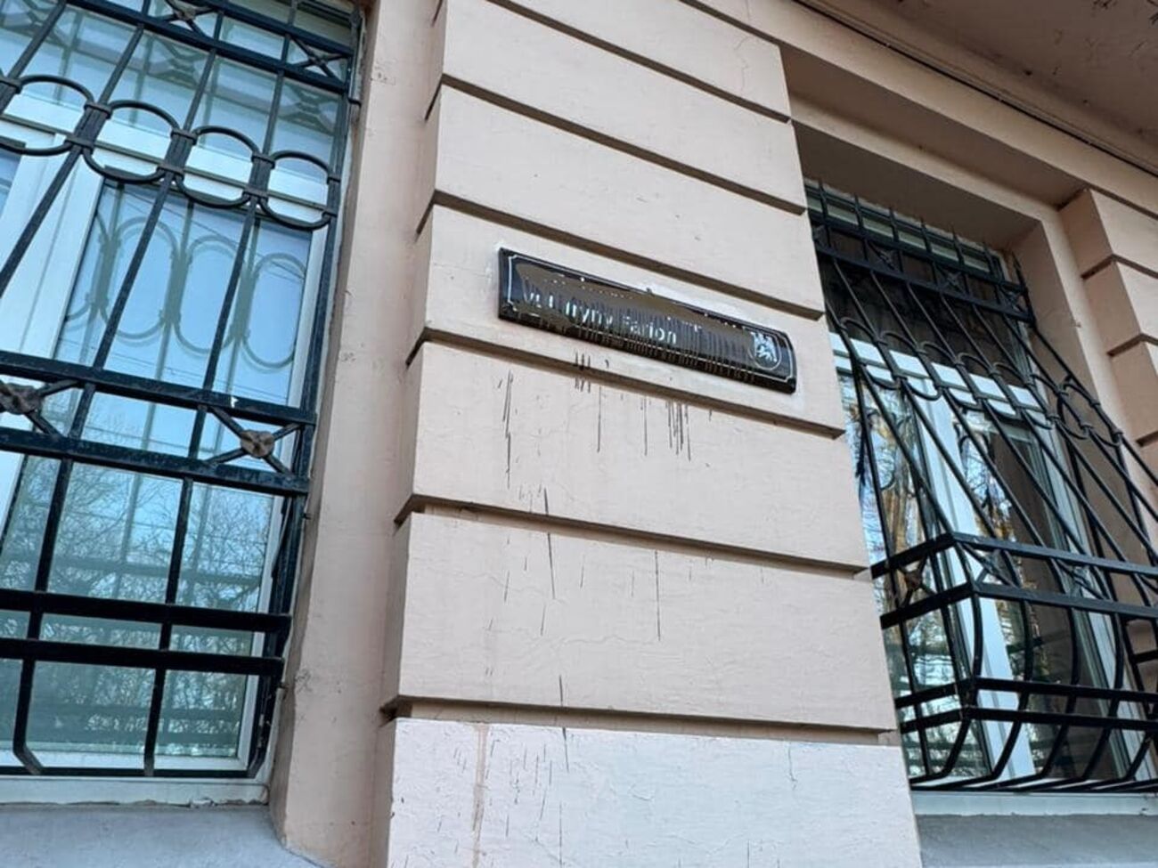 Невідомі замалювали табличку чорною фарбою