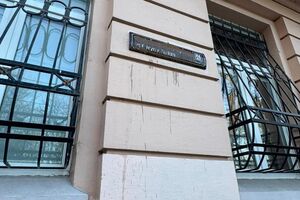 Невідомі замалювали табличку чорною фарбою