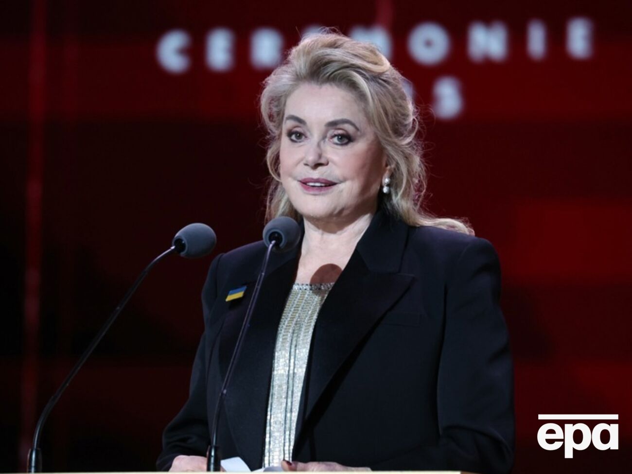 На церемонію Деньов прийшла зі значком у вигляді українського прапора