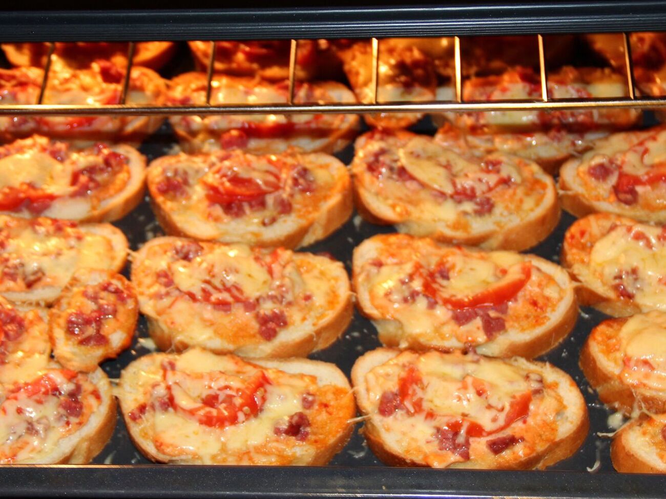 Для начинки вам понадобятся колбаса, помидор, лук, кетчуп, майонез, яйца и сыр