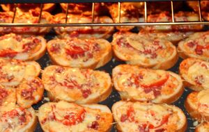 Для начинки вам понадобятся колбаса, помидор, лук, кетчуп, майонез, яйца и сыр