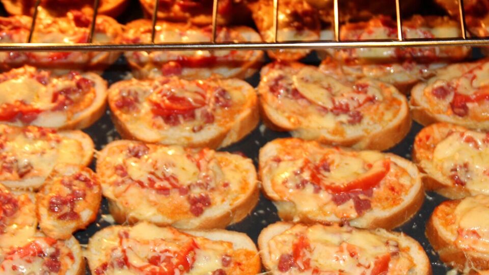 Для начинки вам понадобятся колбаса, помидор, лук, кетчуп, майонез, яйца и сыр