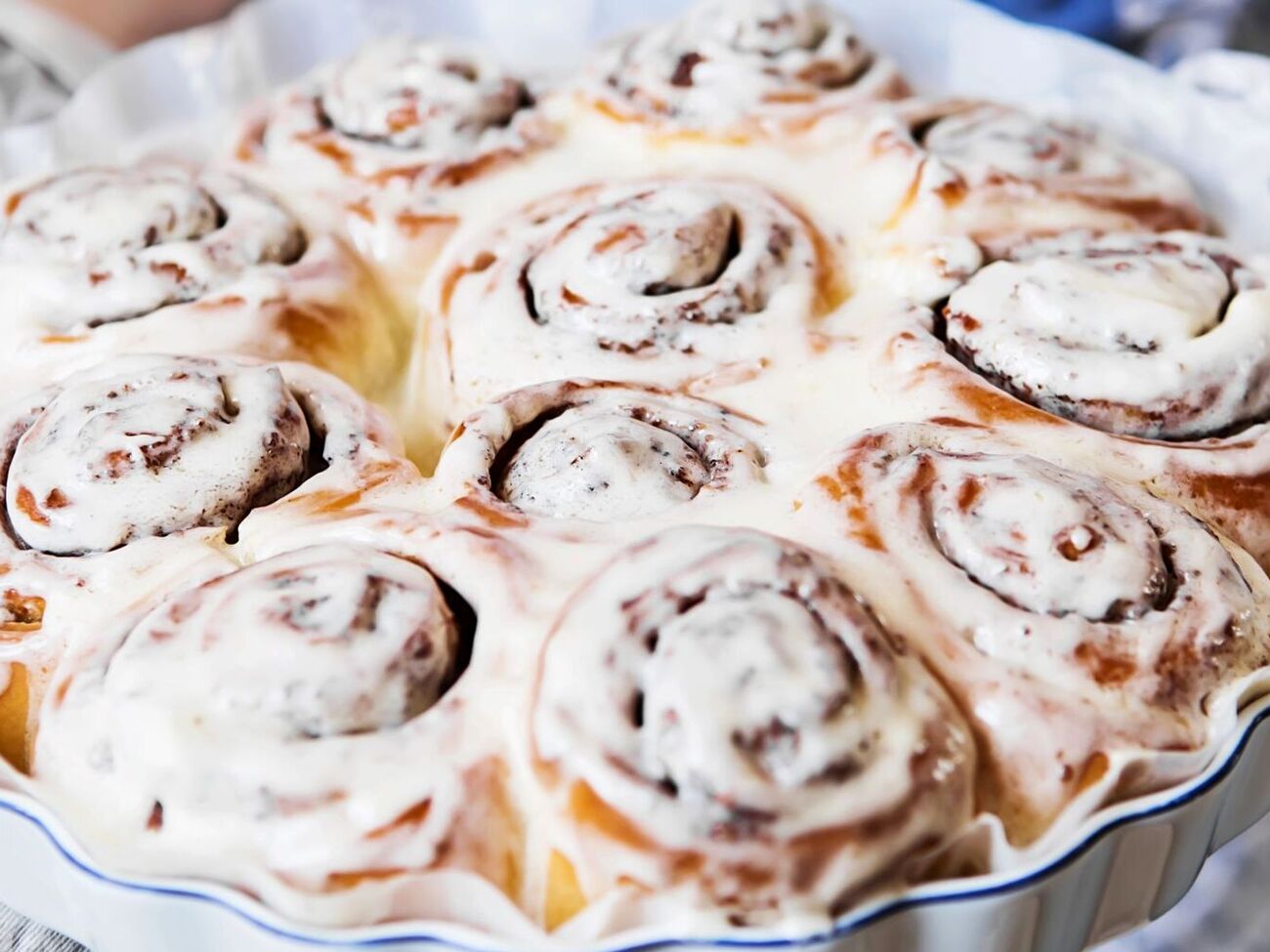 Для синнабонов нужно сделать глазурь на основе сливочного сыра и масла