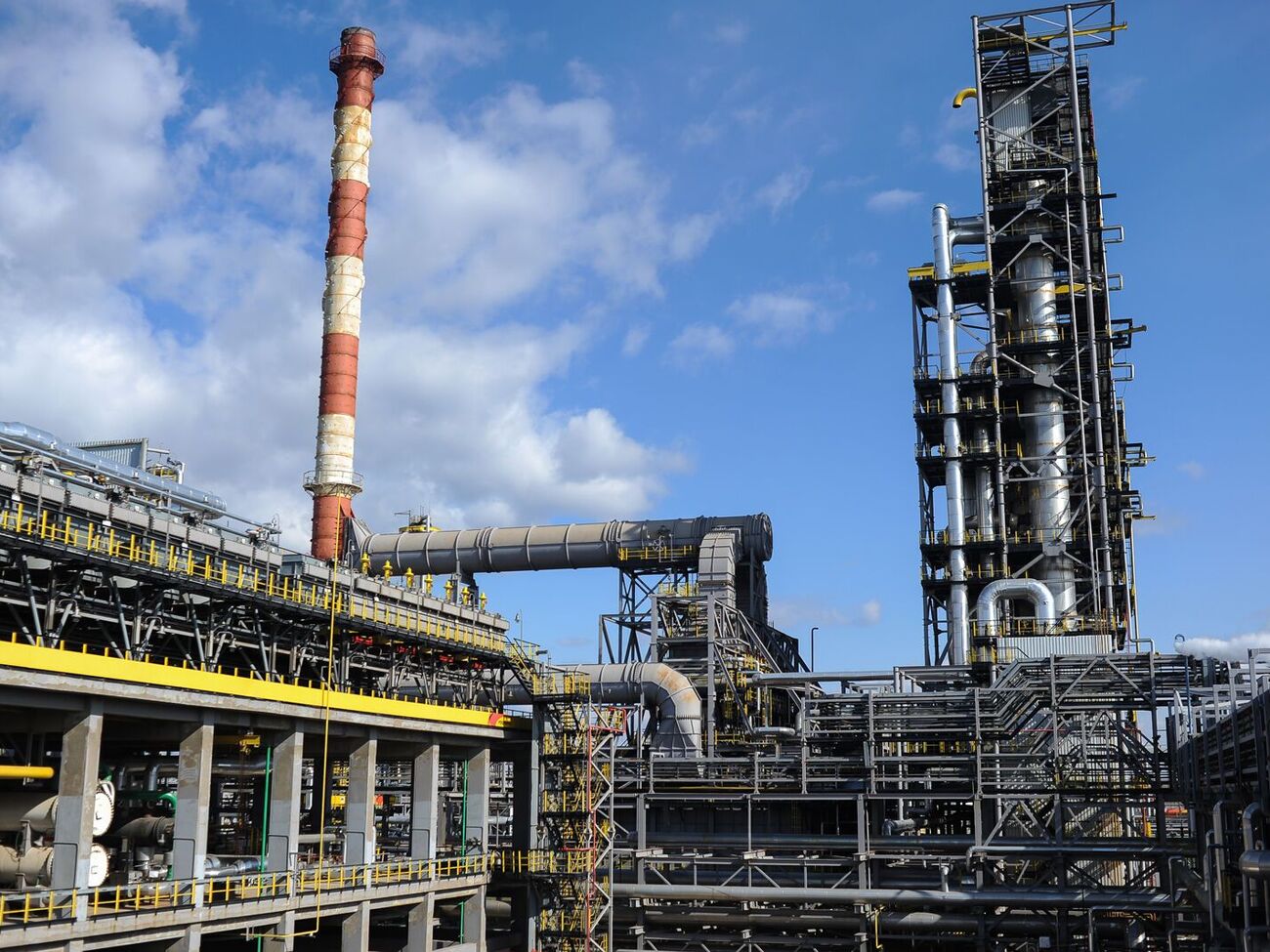 НПЗ в Новокуйбышевске производит топливо для военных самолетов РФ