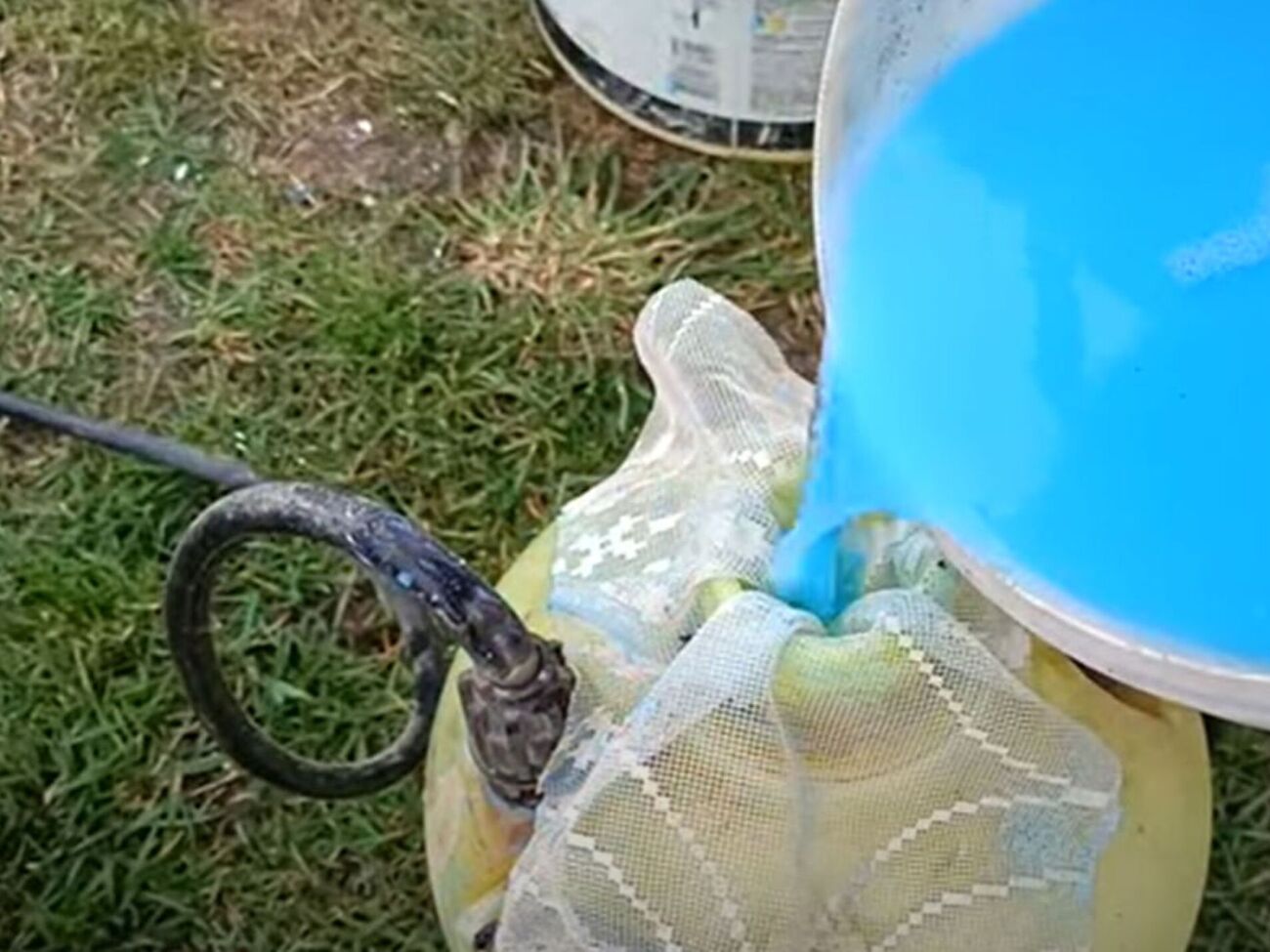 Никогда не вливайте раствор негашеной извести в раствор с медным купоросом, иначе в нем появятся комки