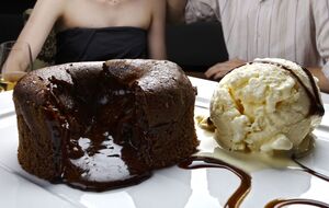 Фондан можно подавать с мороженым