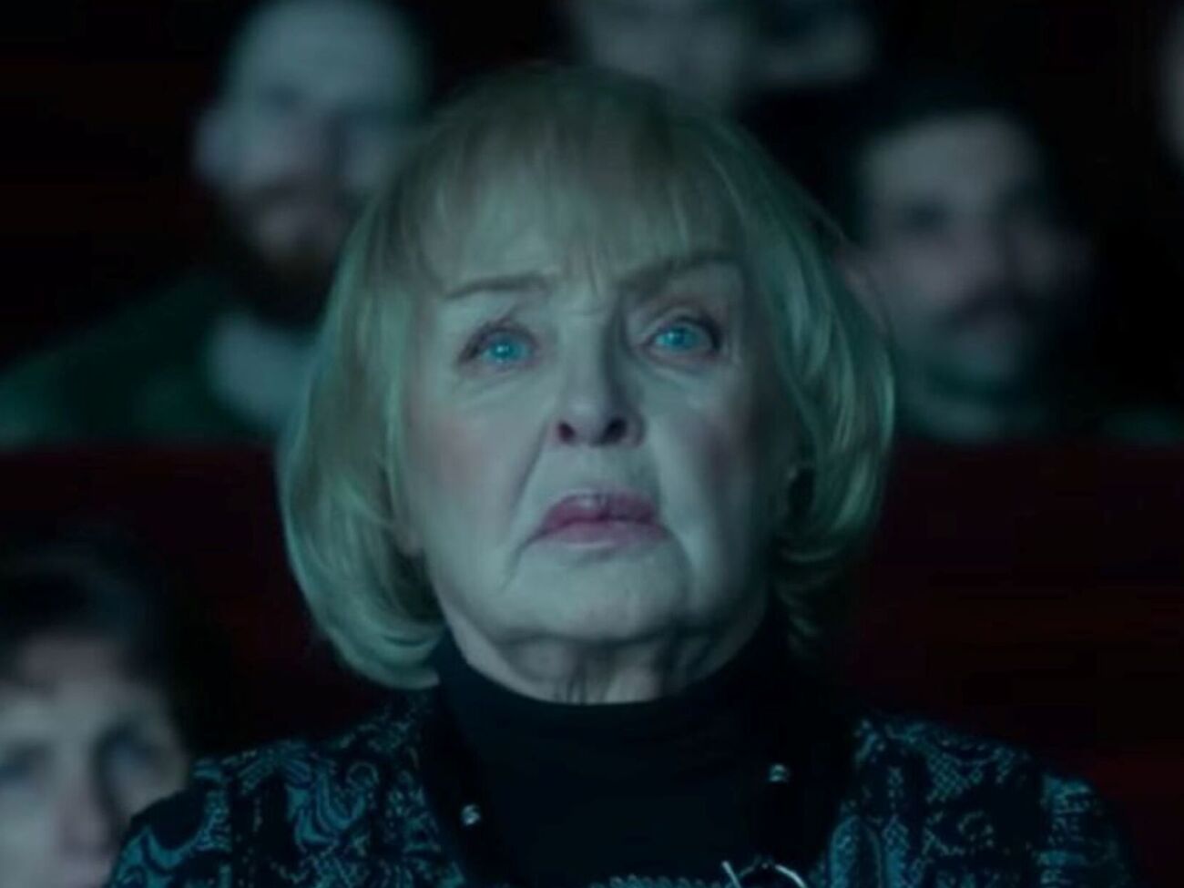 У кліпі Роговцева дивиться в залі кінотеатру хроніку українських історичних подій