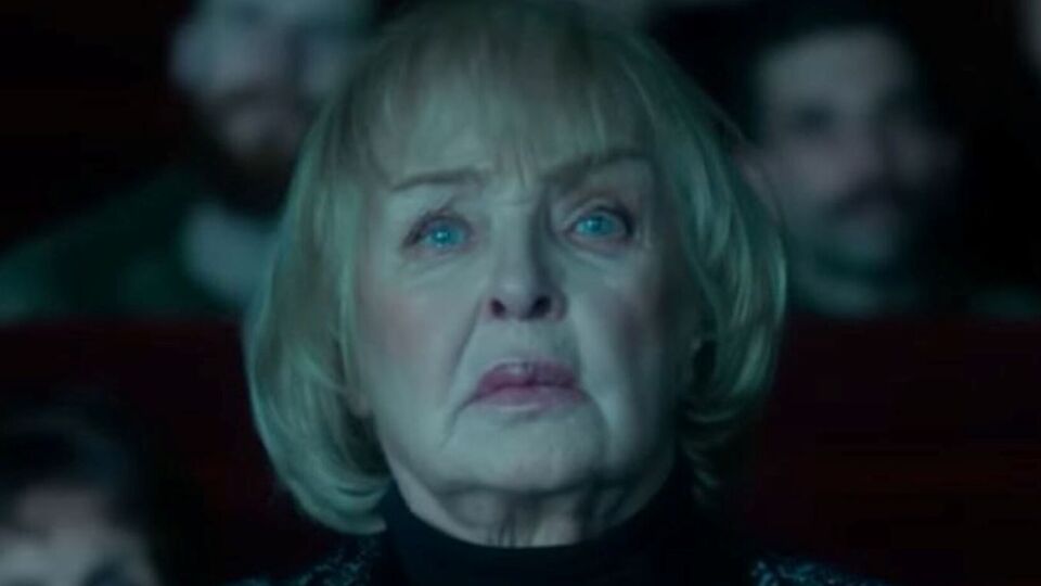 У кліпі Роговцева дивиться в залі кінотеатру хроніку українських історичних подій