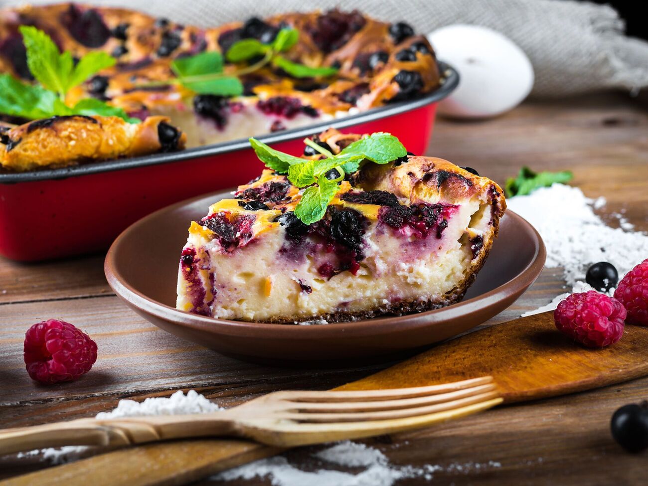 В запеканку добавляют свежемороженые ягоды