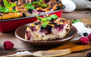 В запеканку добавляют свежемороженые ягоды