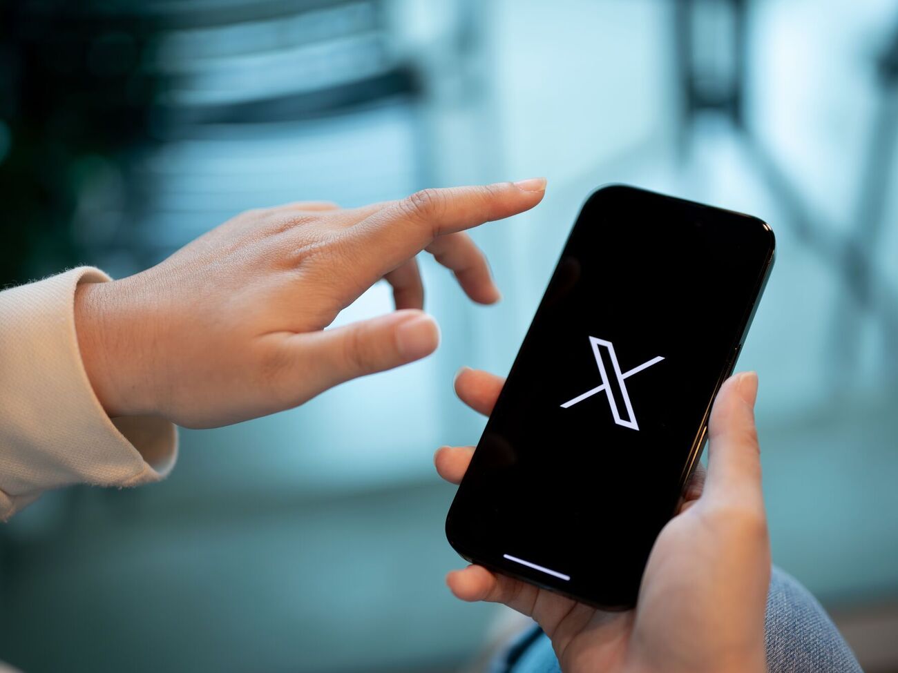 Маск предполагает, что X атакует скоординированная группа или страна