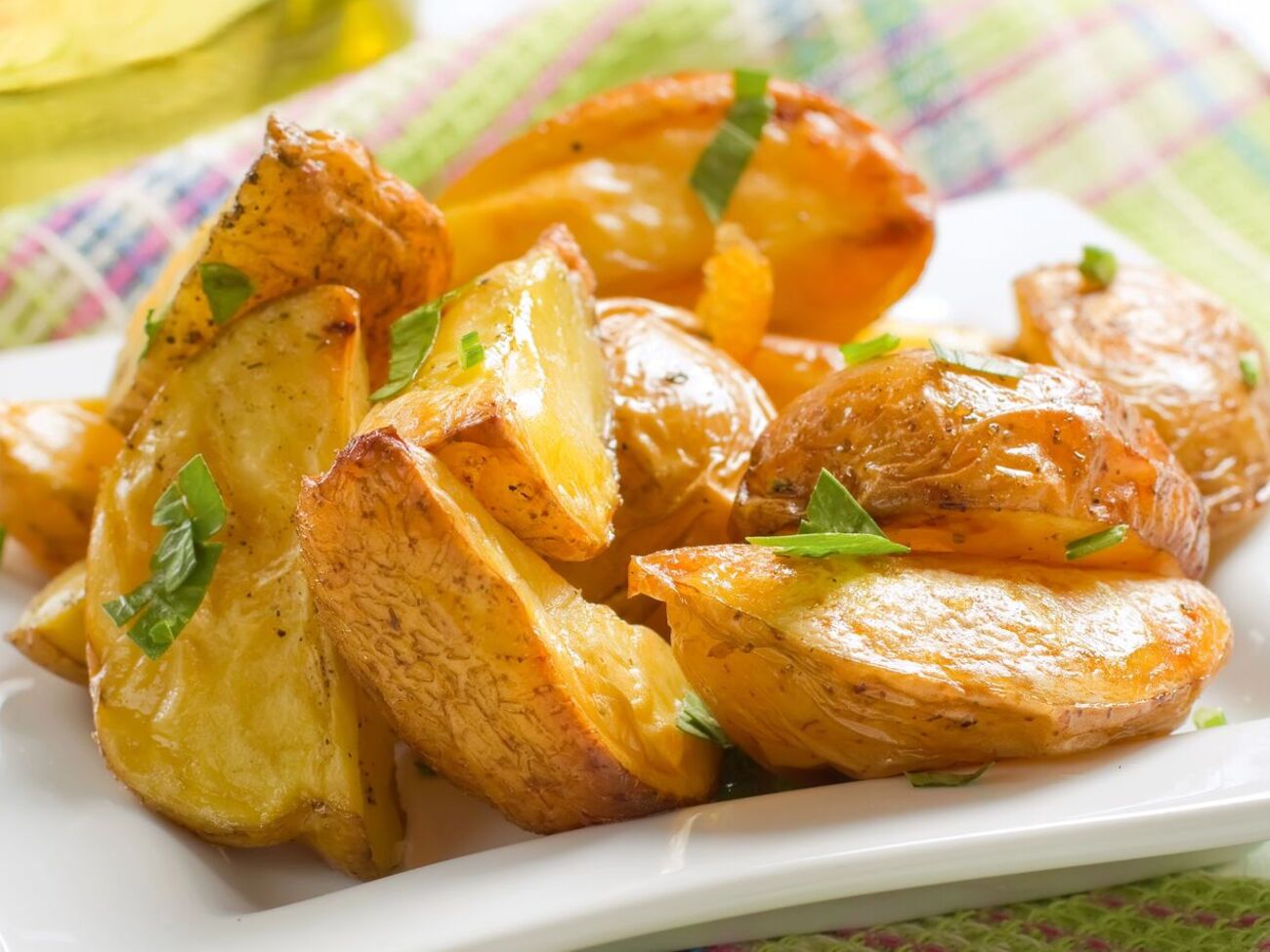 Чтобы получить хрустящую корочку, картофель нужно сперва отварить, а уже затем запекать