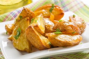 Чтобы получить хрустящую корочку, картофель нужно сперва отварить, а уже затем запекать