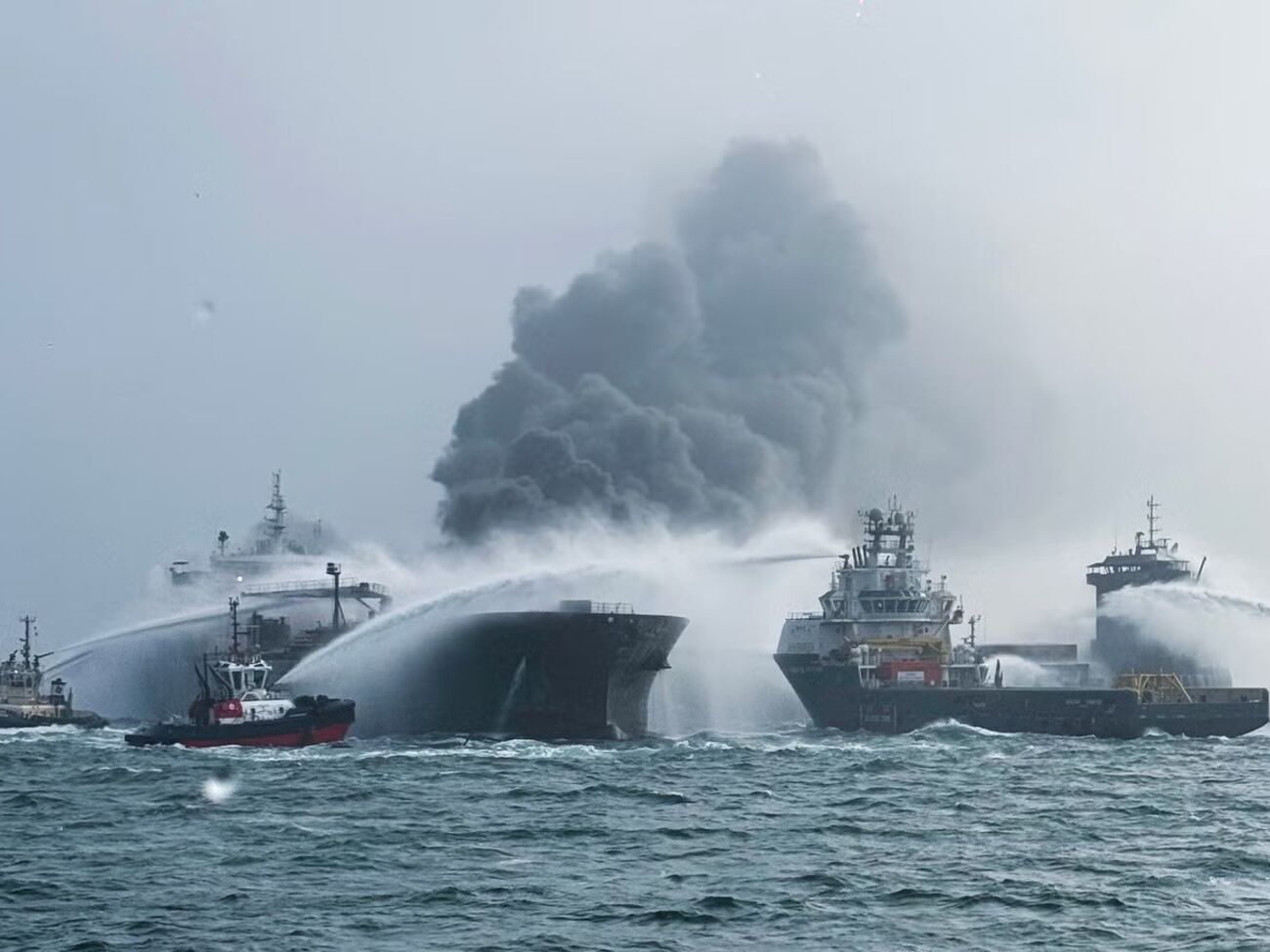 Унаслідок зіткнення на обох суднах виникла пожежа