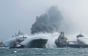 В результате столкновения на обоих судах возник пожар