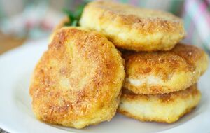 Котлеты обжаривают до золотистой корочки