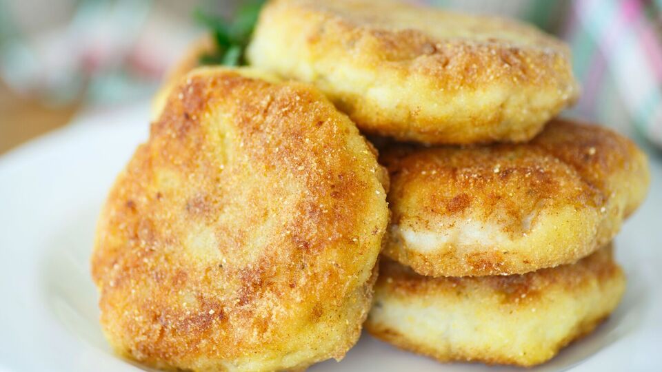 Котлеты обжаривают до золотистой корочки