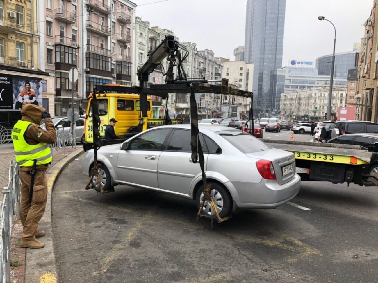 Во время воздушных тревог инспекция по парковке не осуществляет временные задержания транспортных средств, подчеркнул Усов